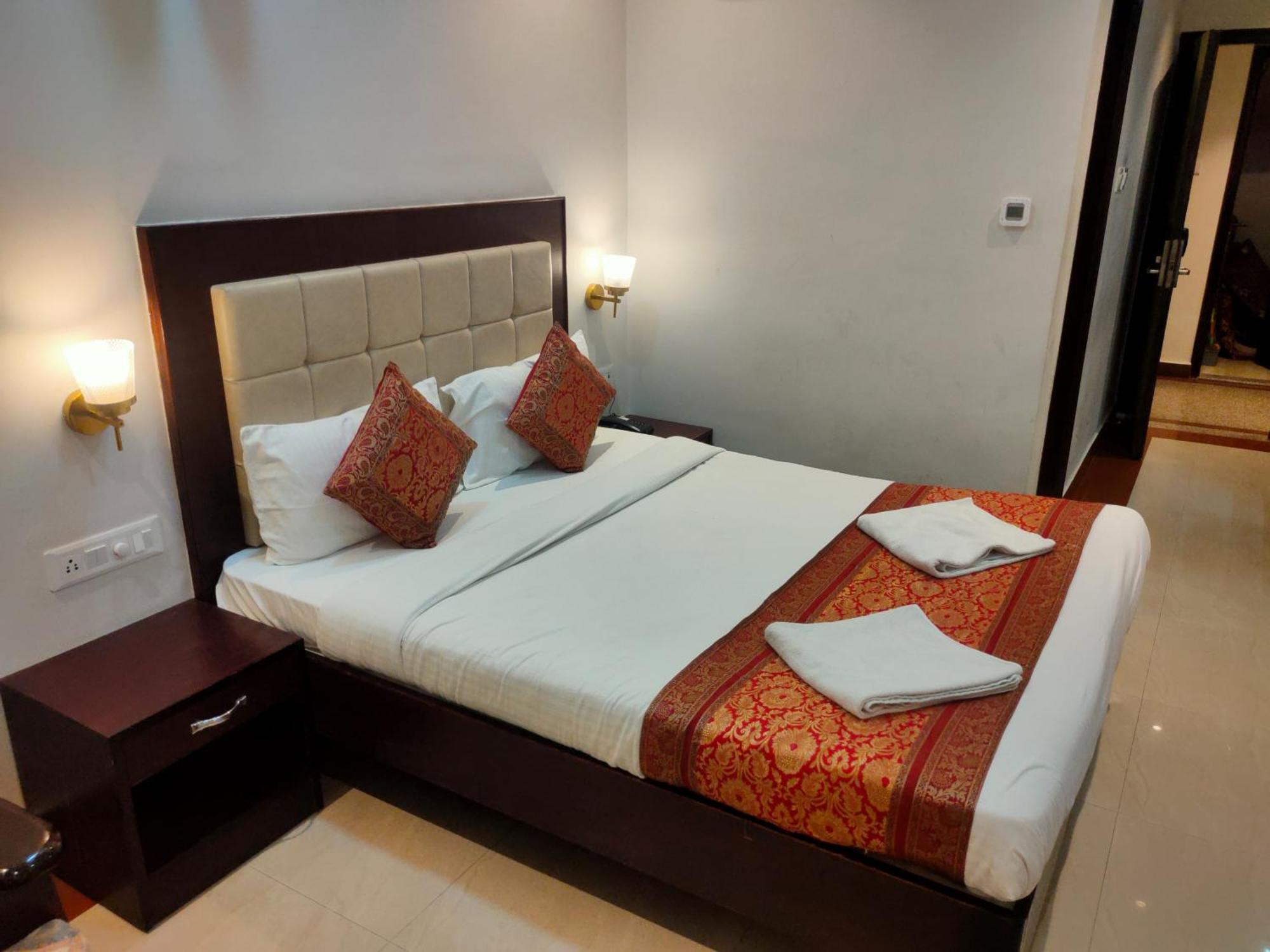 Hotel Hvh Kashi Vishwanath - 400 Meters From Kashi Vishwanath Temple & Ganga Aarti Ghat 3*